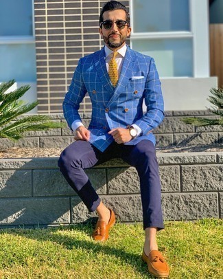 Mustard Tie Outfits For Men: A blue check double breasted blazer and a mustard tie are an incredibly stylish ensemble for any gent to try. Clueless about how to round off? Complete this getup with a pair of tobacco leather tassel loafers to mix things up a bit.
