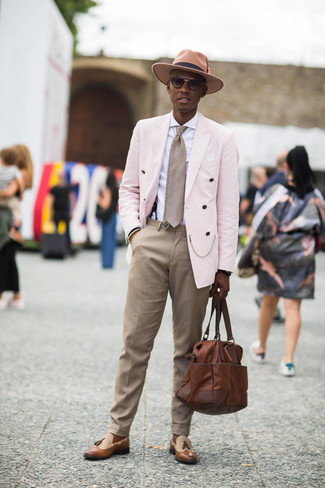 Brown Duffle Bag Outfits For Men: A pink double breasted blazer and a brown duffle bag are the kind of a no-brainer off-duty outfit that you need when you have zero time to spare. Ramp up the dressiness of your look a bit by finishing off with a pair of brown leather tassel loafers.