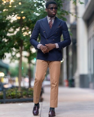 Dark Green Print Socks Outfits For Men: A navy double breasted blazer and dark green print socks are definitely worth adding to your list of true casual staples. To bring out a refined side of you, introduce a pair of burgundy leather loafers to the mix.