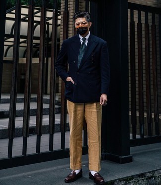 Khaki Linen Dress Pants Outfits For Men: This classy combo of a navy double breasted blazer and khaki linen dress pants will hallmark your styling chops. Rev up your look by rocking a pair of dark brown leather loafers.