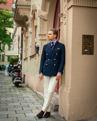 Red Socks Outfits For Men: Uber dapper, this casual pairing of a navy double breasted blazer and red socks provides wonderful styling opportunities. Breathe an extra touch of sophistication into this ensemble with a pair of dark brown suede tassel loafers.