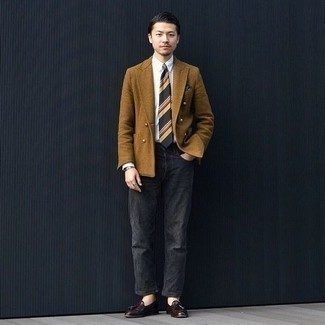Yellow Print Pocket Square Outfits: To don a casual look with a modern take, you can go for a tobacco double breasted blazer and a yellow print pocket square. Dark brown leather tassel loafers are guaranteed to give a dose of sophistication to this getup.