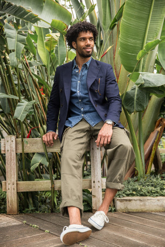 Brown Cargo Pants Outfits: As you can see, it doesn't take that much work for a man to look dapper. Try pairing a navy seersucker double breasted blazer with brown cargo pants and be sure you'll look amazing. When it comes to shoes, go for something on the relaxed end of the spectrum and round off your outfit with a pair of white canvas low top sneakers.