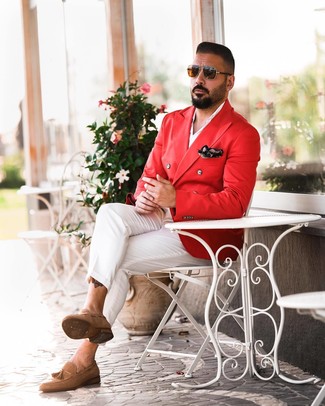 Burgundy Blazer Outfits For Men: A burgundy blazer and white chinos? Make no mistake, this getup will make heads turn. Take this look in a classier direction by slipping into tan suede tassel loafers.