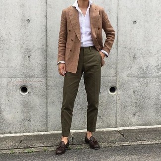 Brown Double Breasted Blazer Outfits For Men: Flaunt your off-duty style game by opting for this combo of a brown double breasted blazer and olive chinos. Dark brown leather tassel loafers will bring an extra touch of sophistication to an otherwise mostly dressed-down look.