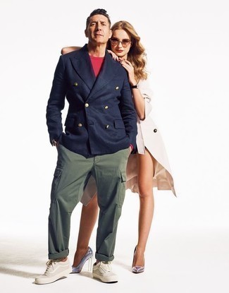 Olive Cargo Pants Outfits: If you take your personal style seriously, go for classy style in a navy double breasted blazer and olive cargo pants. A pair of beige canvas low top sneakers easily turns up the fashion factor of your look.