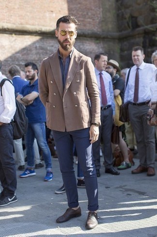 Beige Double Breasted Blazer Outfits For Men: The go-to for casually smart menswear style? A beige double breasted blazer with navy chinos. Complement this ensemble with dark brown woven leather oxford shoes to instantly change up the outfit.
