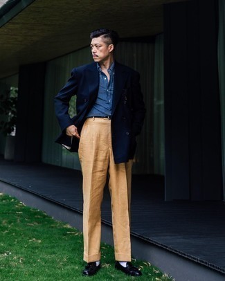 Khaki Linen Dress Pants Outfits For Men: Pair a navy double breasted blazer with khaki linen dress pants to be the picture of refined men's fashion. A pair of black leather tassel loafers brings just the right amount of stylish effortlessness to this ensemble.