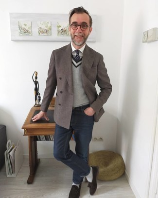 Grey Sweater Vest Outfits For Men: For an ensemble that's nothing less than wow-worthy, team a grey sweater vest with navy jeans. Play down the casualness of this look by finishing with dark brown suede tassel loafers.