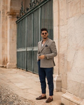 Double Breasted Blazer Outfits For Men: A double breasted blazer and navy chinos combined together are a match made in heaven for guys who appreciate refined looks. Complement your ensemble with a pair of dark brown leather tassel loafers for a truly modern hi/low mix.