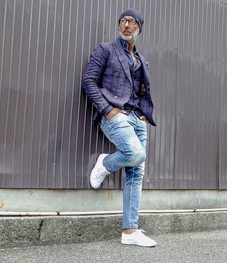 Navy Beanie Outfits For Men: If the setting allows off-duty style, you can easily opt for a navy plaid double breasted blazer and a navy beanie. Complement this outfit with a pair of white canvas low top sneakers and the whole getup will come together.