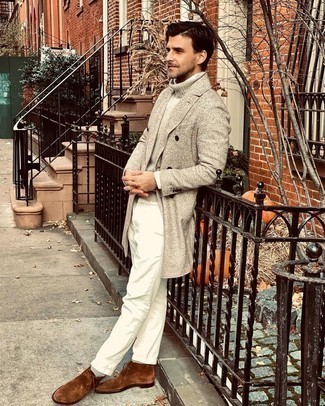 Beige Wool Turtleneck Outfits For Men: The combination of a beige wool turtleneck and white chinos makes this a neat off-duty look. Introduce brown suede desert boots to the mix and ta-da: the look is complete.