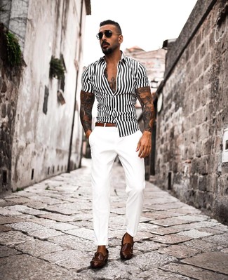 White and Navy Vertical Striped Short Sleeve Shirt Outfits For Men: 