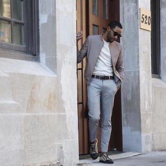Beige Low Top Sneakers with Dress Pants Outfits For Men: 