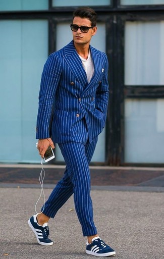 Navy Vertical Striped Blazer Outfits For Men: 