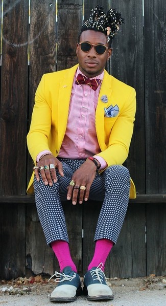 Burgundy Vertical Striped Bow-tie Outfits For Men: 
