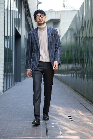 Navy Vertical Striped Blazer Outfits For Men: 