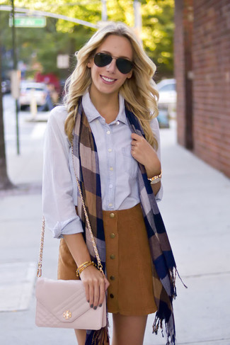 Beige Quilted Leather Crossbody Bag Outfits: Make a light blue dress shirt and a beige quilted leather crossbody bag your outfit choice for a casual look with a fashionable spin.