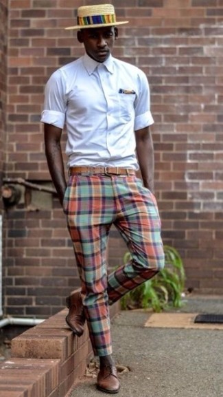 Brown Leather Derby Shoes Warm Weather Outfits: A white dress shirt and multi colored plaid chinos make for the ultimate casually classic ensemble. A good pair of brown leather derby shoes is an effective way to punch up your outfit.