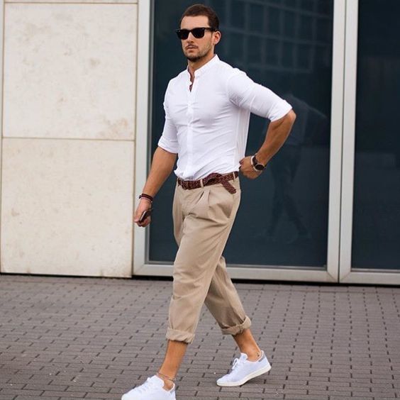 Бежевые брюки с белой рубашкой