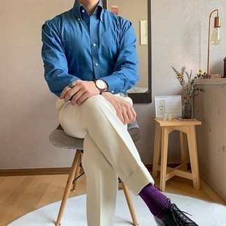 Violet Socks Dressy Outfits For Men: We all want practicality when it comes to styling, and this bold casual pairing of a blue chambray dress shirt and violet socks is a vivid example of that. Turn up the formality of your outfit a bit by wearing black leather derby shoes.