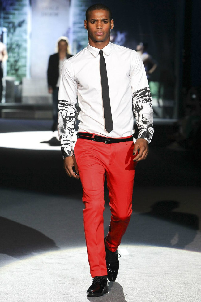Red Pants with White Shirt Outfits For Men In Their 30s (109 ideas &  outfits) | Lookastic