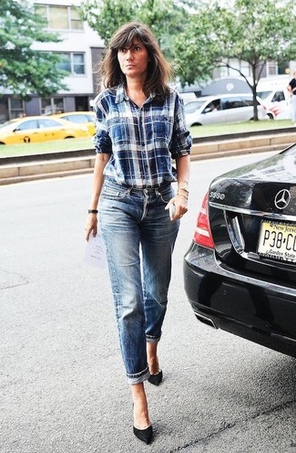 White and Navy Plaid Dress Shirt Outfits For Women: A white and navy plaid dress shirt and blue jeans are totally worth being on your list of true casual staples. Add black suede pumps to this ensemble and the whole outfit will come together perfectly.