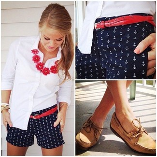 Navy Print Shorts Outfits For Women: Beyond stylish and functional, this combo of a white dress shirt and navy print shorts will provide you with excellent styling possibilities. To give your overall ensemble a more laid-back vibe, complete this look with tan leather boat shoes.
