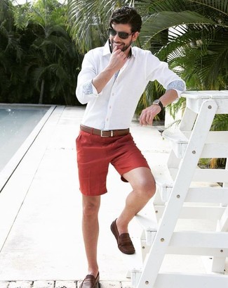 Burgundy Shorts Outfits For Men: For a casually smart menswear style, reach for a white dress shirt and burgundy shorts — these items work nicely together. Go the extra mile and spice up your outfit by sporting a pair of dark brown leather loafers.
