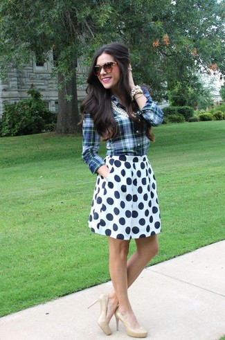Navy and Green Plaid Dress Shirt with Pumps Outfits: Wear a navy and green plaid dress shirt with a white and navy polka dot skater skirt to feel confident and look absolutely stylish. Up the dressiness of this look a bit by slipping into pumps.