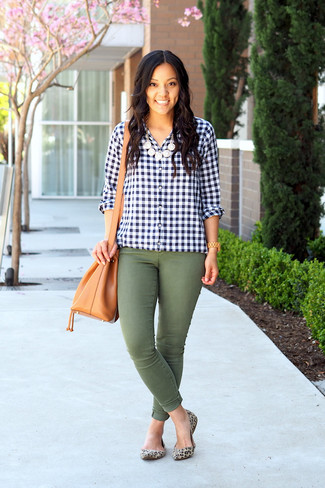 Olive Skinny Jeans Outfits: For something on the relaxed side, consider this combination of a navy and white gingham dress shirt and olive skinny jeans. Take your outfit in a sportier direction by finishing with beige leopard suede ballerina shoes.
