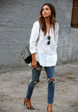 Beige Suede Pumps Outfits: Why not wear a white dress shirt and blue ripped skinny jeans? As well as super functional, these two items look incredible when worn together. Make beige suede pumps your footwear choice to immediately rev up the chic factor of any look.