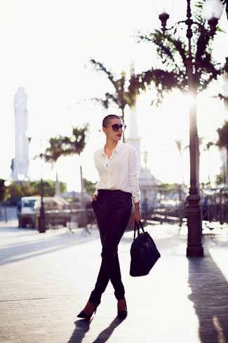 Black Skinny Pants Spring Outfits: Go for a white dress shirt and black skinny pants if you want to look stylish without putting in too much effort. A pair of black leather pumps complements this ensemble very well. A perfect example of transeasonal style, this ensemble is a staple this spring.