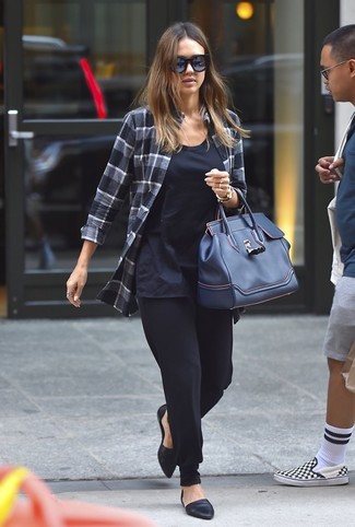 Navy Tote Bag Outfits: Opt for a charcoal plaid dress shirt and a navy tote bag to feel confident and look fashionable. Complete this ensemble with black leather ballerina shoes to tie the whole thing together.
