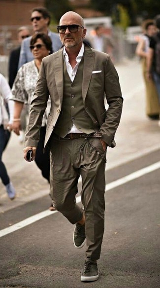 Olive Low Top Sneakers with Waistcoat Outfits: 
