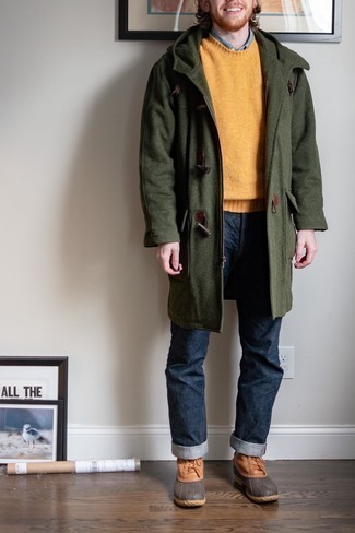 Tan Leather Snow Boots Outfits For Men: An olive duffle coat and navy jeans are the kind of casually classy pieces that you can wear for years to come. To give your outfit a more casual touch, complement your ensemble with a pair of tan leather snow boots.