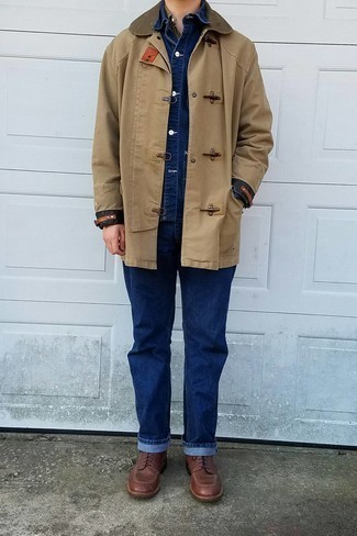 Duffle Coat Outfits For Men: A duffle coat and navy jeans are strong sartorial weapons in any modern man's sartorial arsenal. If you're hesitant about how to finish, a pair of brown leather casual boots is a smart pick.