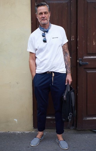 Navy and White Espadrilles with Crew-neck T-shirt Outfits For Men: 