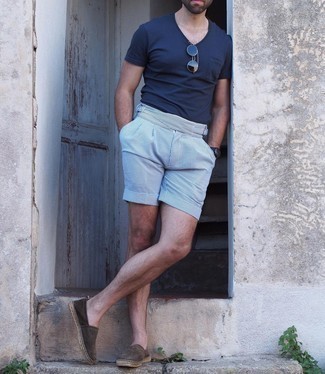 Light Blue Vertical Striped Seersucker Shorts Outfits For Men: 