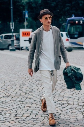 Beige Chinos with Brown Leather Derby Shoes Outfits: You're looking at the undeniable proof that a dark green field jacket and beige chinos are amazing when paired together in a relaxed casual outfit. Complement this look with brown leather derby shoes to kick things up to the next level.