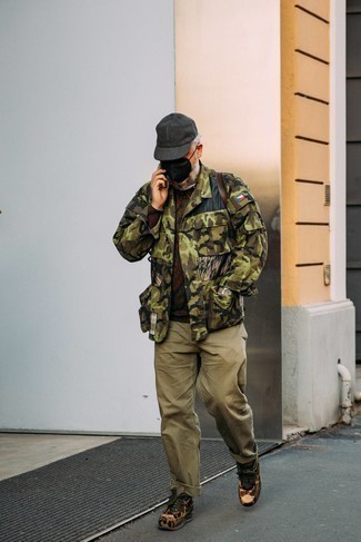 Charcoal Baseball Cap Outfits For Men: Fashionable and practical, this combination of an olive camouflage field jacket and a charcoal baseball cap will provide you with excellent styling possibilities. Take your look down a classier path by slipping into brown athletic shoes.