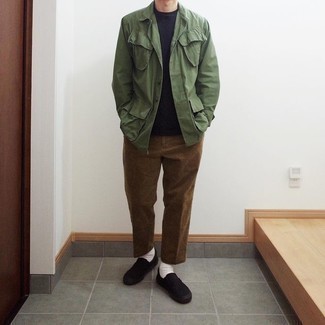 Brown Corduroy Chinos Outfits: Putting together an olive field jacket with brown corduroy chinos is a good pick for a laid-back ensemble. Complement this ensemble with a pair of black canvas slip-on sneakers et voila, the ensemble is complete.