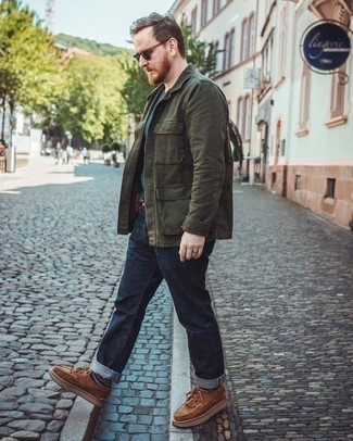 Boat Shoes Outfits: Marry an olive field jacket with navy jeans for a practical look that's also put together. We adore how this whole ensemble comes together thanks to a pair of boat shoes.