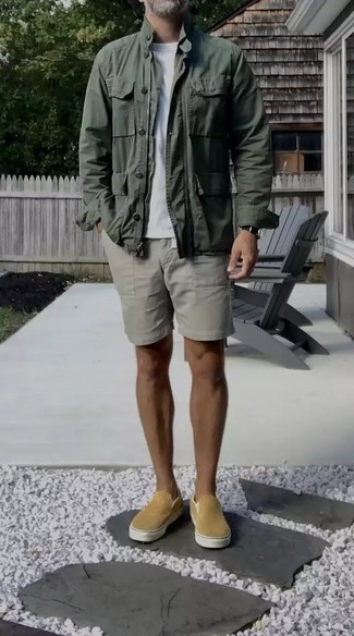 Beige Canvas Slip-on Sneakers Outfits For Men: The best foundation for kick-ass casual style for men? A dark green field jacket with grey shorts. Complement your outfit with beige canvas slip-on sneakers to pull your full outfit together.