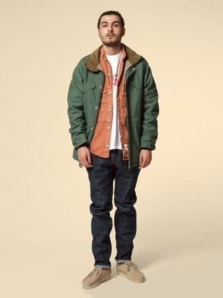 Dark Green Field Jacket Outfits: Dress in a dark green field jacket and navy jeans for a comfortable getup that's also put together. When in doubt about what to wear in the footwear department, go with beige suede desert boots.