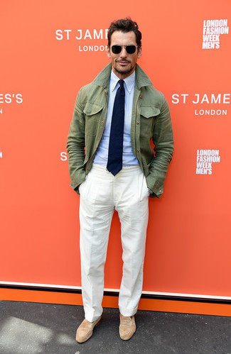 White Linen Dress Pants Outfits For Men: Teaming an olive field jacket with white linen dress pants is an on-point option for a dapper and polished ensemble. A pair of tan suede loafers will be a stylish complement for this look.