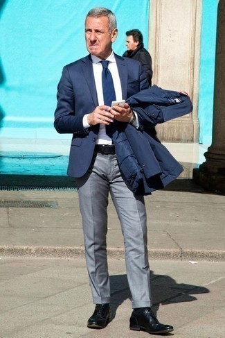 Navy Field Jacket Outfits: Try teaming a navy field jacket with grey dress pants if you're aiming for a proper, sharp look. Kick up the formality of this look a bit with a pair of black leather oxford shoes.