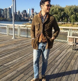 Brown Quilted Gilet Outfits For Men: This pairing of a brown quilted gilet and light blue jeans is on the casual side but guarantees that you look dapper and truly dapper. A pair of brown suede desert boots immediately amps up the style factor of this look.