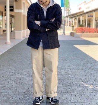 Navy Field Jacket Outfits: Consider wearing a navy field jacket and beige chinos to create a laid-back and cool outfit. Finishing off with a pair of black and white athletic shoes is the most effective way to introduce a dose of stylish effortlessness to this getup.
