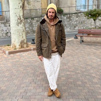 Tan Suede Desert Boots Outfits: Go for a brown field jacket and white chinos to don a neat and relaxed look. A pair of tan suede desert boots is a nice pick to round off this ensemble.